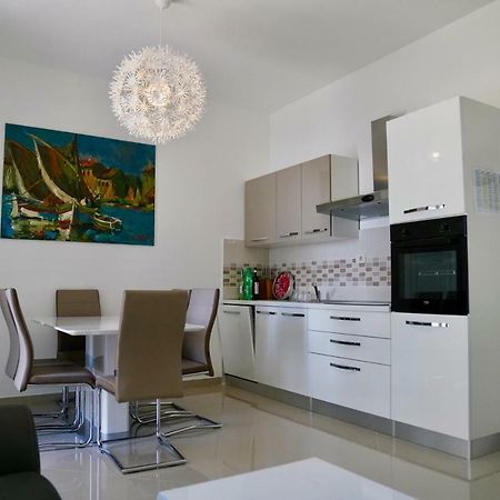 Sesar Apartments Krk - No. 1 Iva Krk Town Esterno foto